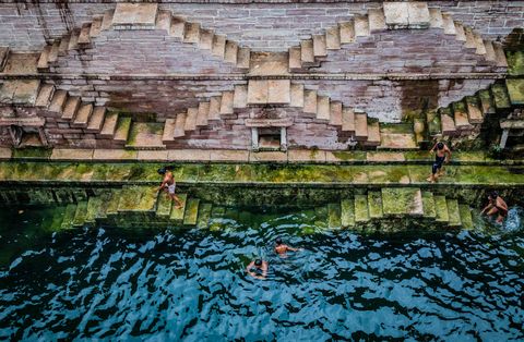 Kinderen spelen in het water bij trappen in Jodhpur Rajasthan India Deze zogenaamde stepwell die Toorji ka jhalra heet werd gebouwd in 1740 en blijft vandaag een populaire bestemming voor toeristen en lokale bevolking Your Shotfotograaf Shyam Prasad S Shotam verklaart De architectuur van deze stepwell is zo uniek en het water is zo schoon dat velen hier komen afkoelen voor ze terug het drukke leven ingaan