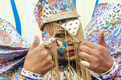 Sinds 1983 organiseert Coney Island in Brooklyn New York een Mermaid Parade om het begin van de zomer te vieren Meer dan 1500 mensen hullen zich in artistieke kostuums en paraderen zo door de straten