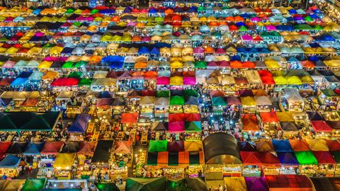 Een avondmarkt genaamd Talad Nud Rod Fai bruist in Bangkok Thailand achter het grote winkelcentrum Esplanade Op de markt die alleen s avonds en s nachts open is scoren zowel toeristen als de lokale bevolking eten en scherp geprijsde goederen