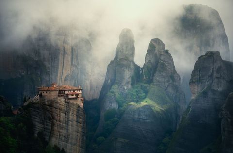 In de buurt van de stad Kalambaka Griekenland zijn zes oostorthodoxe kloosters gebouwd bovenop een reeks lange rotsformaties de Meteora Dit is het Roussanouklooster dat ooit in het midden van de 16e eeuw werd opgericht Nu woont er nog slechts een kleine groep nonnenBekijk de video van de Meteora httpwwwnationalgeographicnlvideotvdekloostersvanmeteoragriekenland