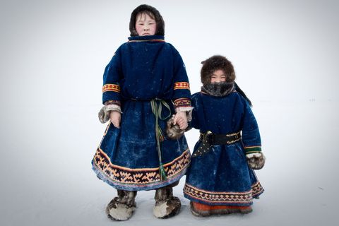 Nenetse kinderen poseren voor een foto in landelijk Rusland De Nenetsen zijn inheemse nomaden die dichtbij de Noordpool leven Your Shotfotograaf Kamil Nureev zegt dat de Nenetse kinderen ieder jaar vertrekken naar kostschool en dat ze er elke keer van dromen dat ze terug naar huis gaan