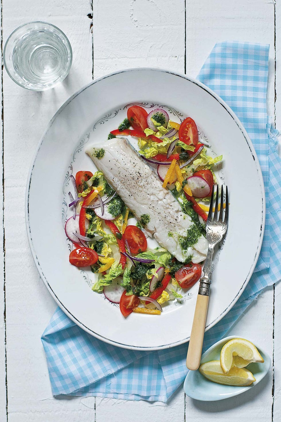 filete de bacalao al vapor con ensalada