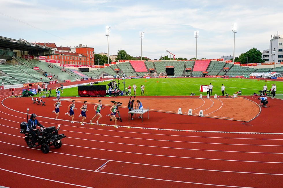 los hermanos ingebrigtsen corren en un bislett stadium vacío en los impossible games de oslo ayudados por la tecnología wavelight