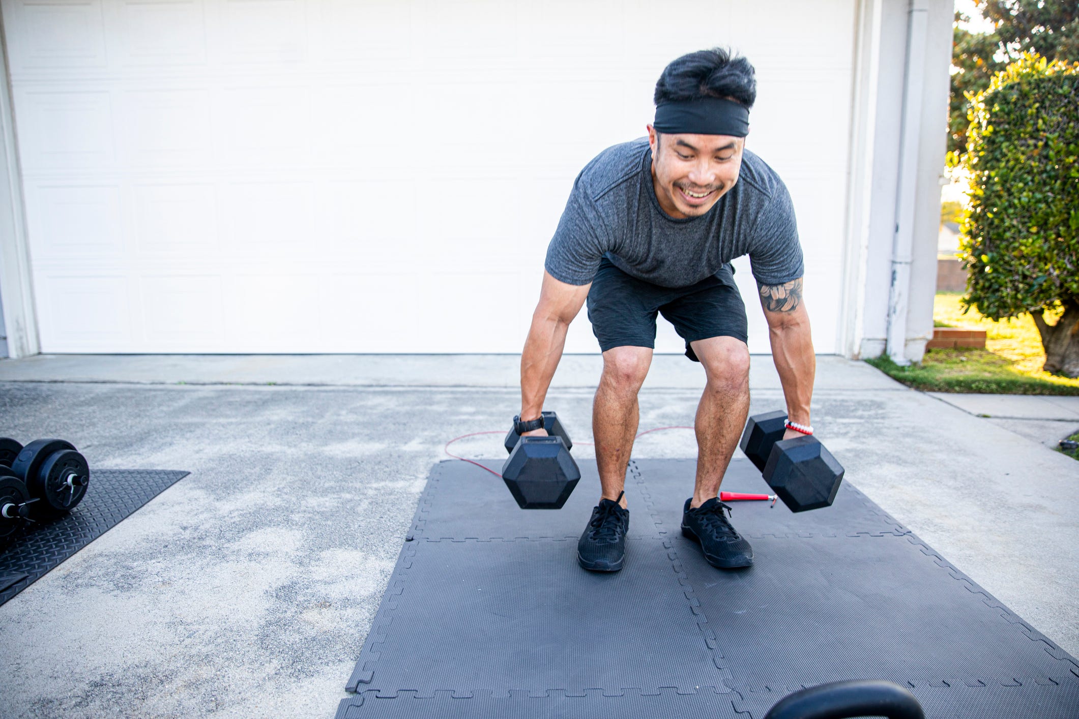 This Dumbbell Workout Plan Is a Full-Body Home Training Solution