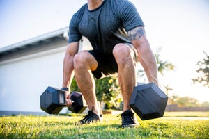 hombre entrenando con mancuernas