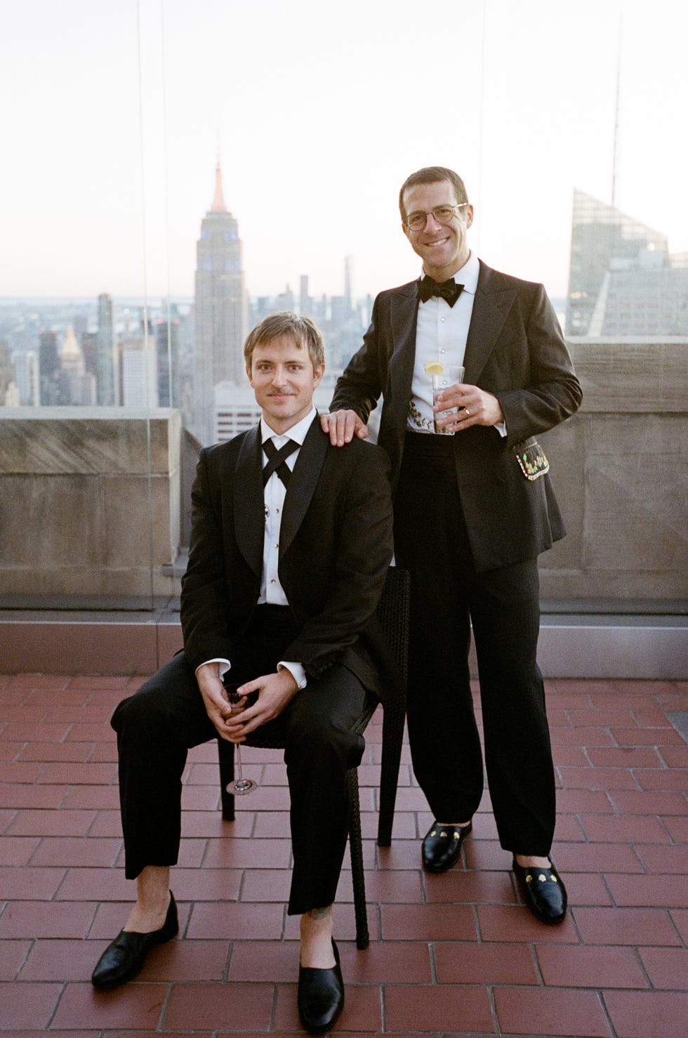 twee bruidegoms staan met uitzicht op de skyline van New York City