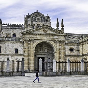 una chica pasea frente a la catedral de zamora