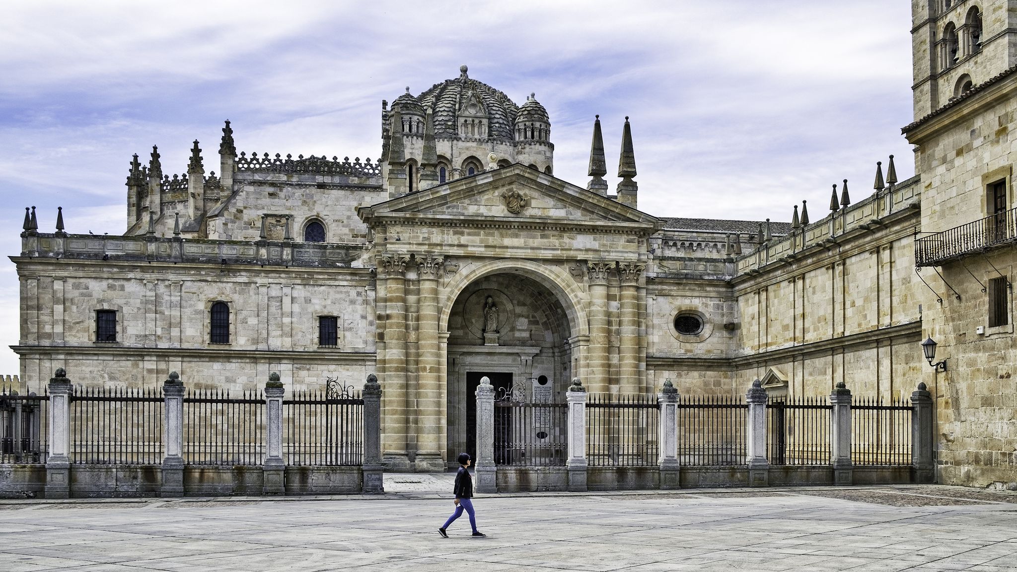 una chica pasea frente a la catedral de zamora