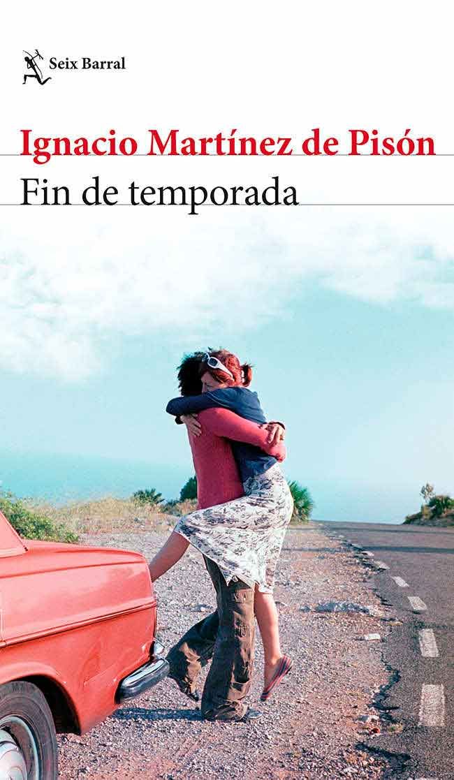 portada de la novela fin de temporada seix barral, 2020 del escritor ignacio martínez de pisón, en la que una joven abraza a un chico en la cuneta de una carretera