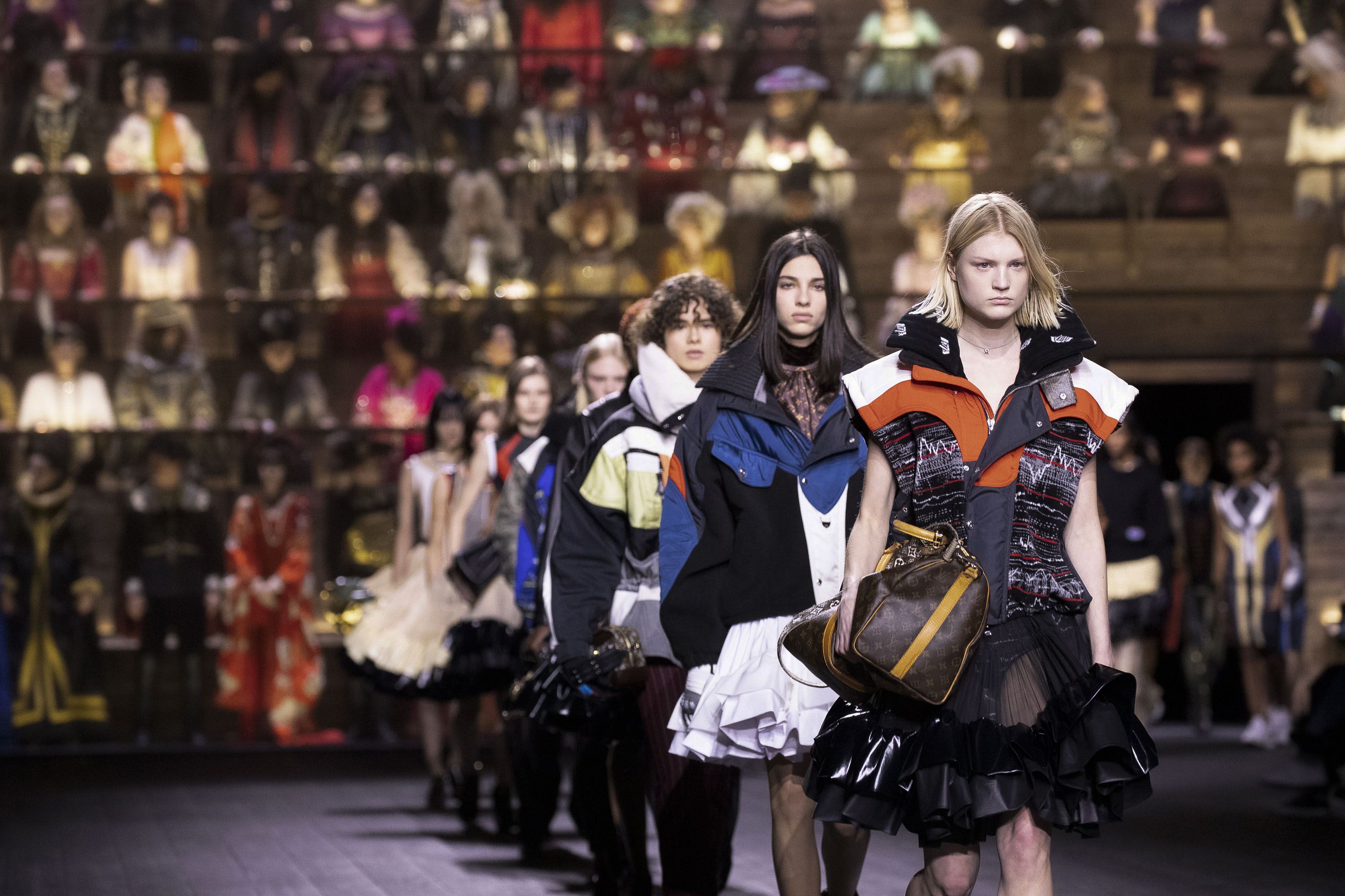 La sfilata Louis Vuitton Autunno Inverno 2020/2021 riesce a raccontare il  tempo con una gonna