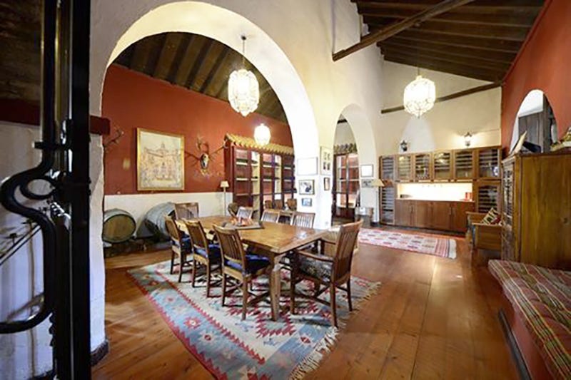 la casa de bertín osborne en sevilla tiene diferentes eficios, naves para animales, piscina, cuadras