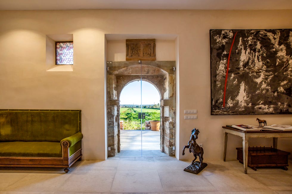 Puerta de entrada a la casa con acceso al salón comedor