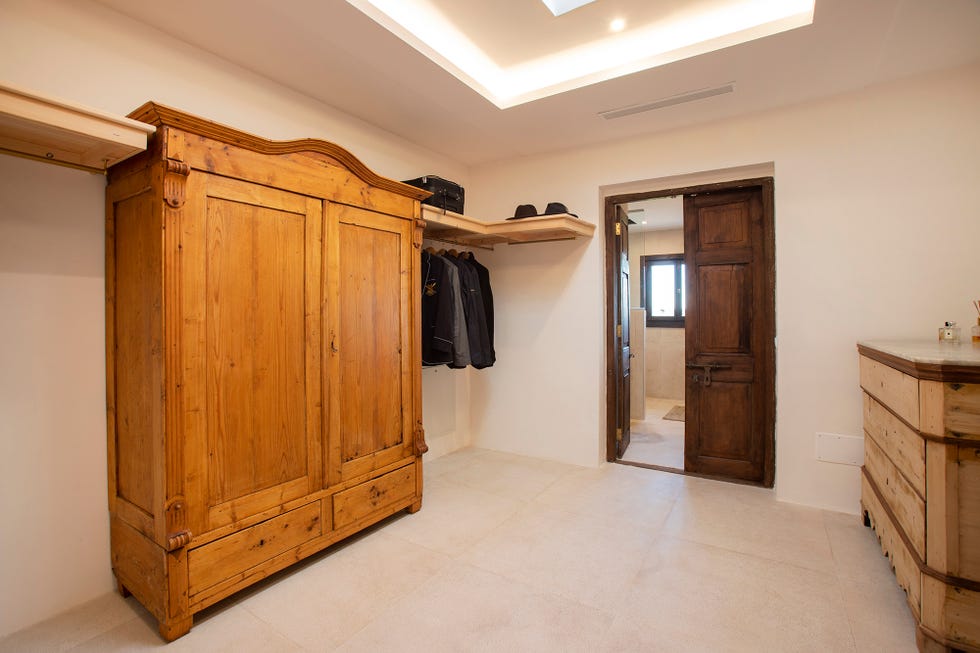 Vestidor con armario anexo al dormitorio
