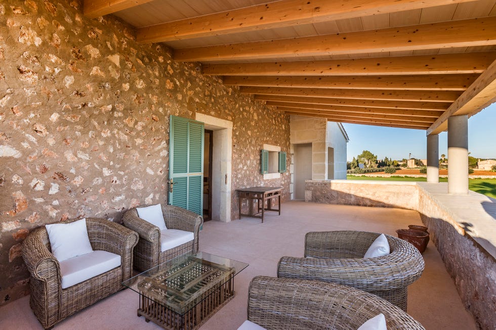 Zona de asientos con sillones en la terraza