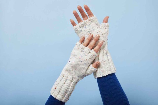 Super-cosy cable gloves - adult sizes - easy