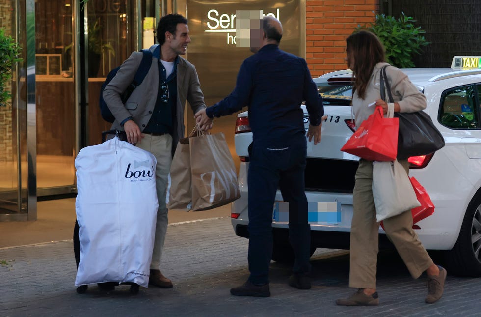 finito de cordoba y arantxa del sol en madrid, saliendo de un taxi tras la llegada de ella desde supervivientes