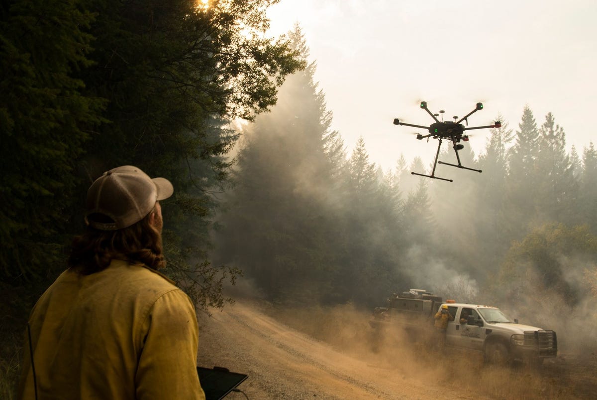 Op 23 september 2020 woedt de Slaterbrand in het RiverSiskiyou National Forest in Oregon niet ver van de grens met Californi Drones als deze kunnen in dichte rook vliegen en observeren zodat ze brandweerlieden op de grond een goed beeld kunnen geven van zones waar een bosbrand zich uitbreidt