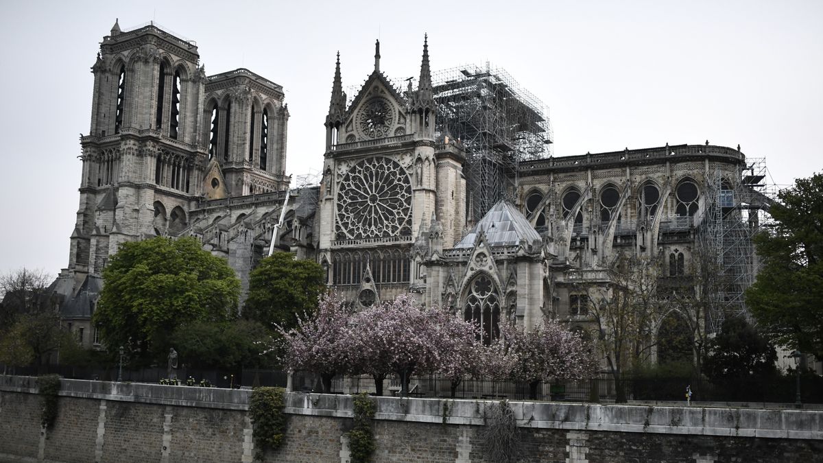 preview for Firefighters Fight to Put Out the Fire at Notre Dame Cathedral in Paris