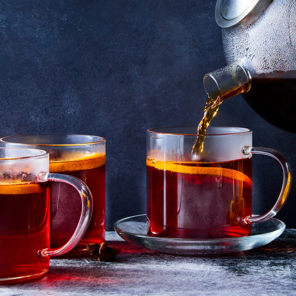 negroni in a mug with an orange slice
