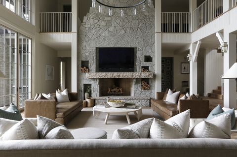 living room
two seating areas accommodate the family’s large
gatherings