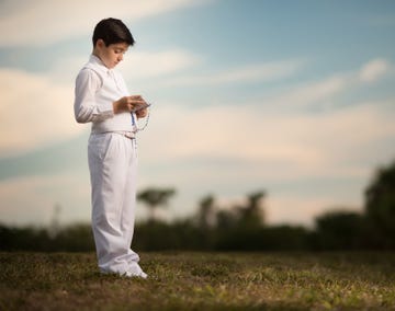 niño de comunión rezando