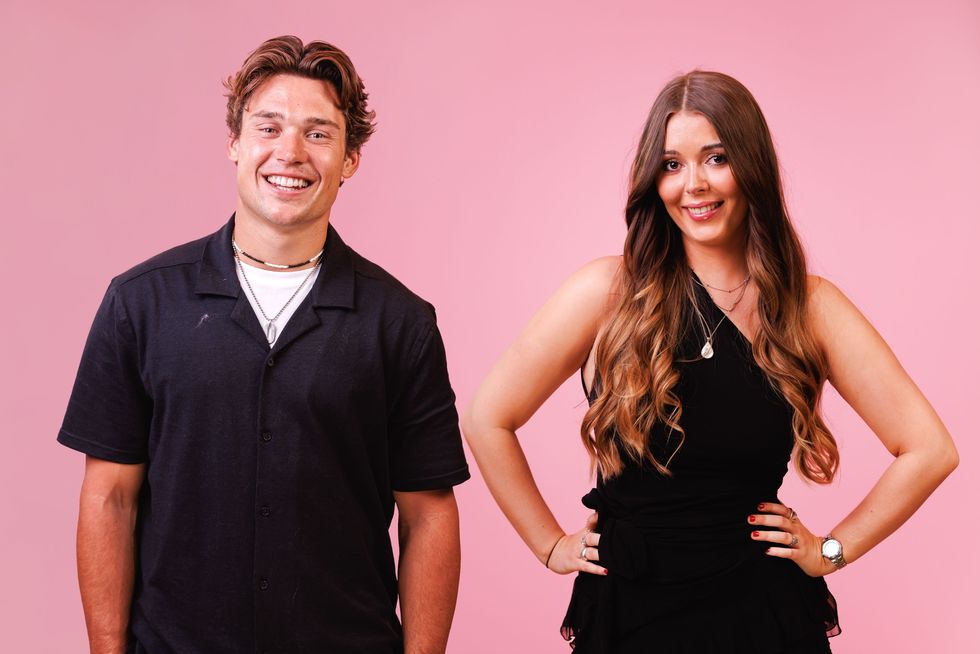 Aaron und Laura stehen vor einem rosa Hintergrund und posieren für die Kamera für die Promo zur ersten Dates-Serie 21