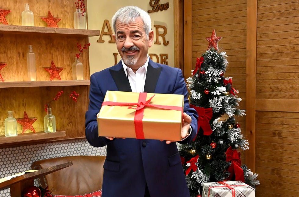 carlos sobera con un regalo en first dates
