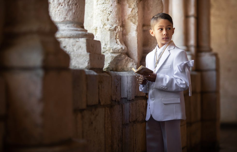 niño vestido de comunión