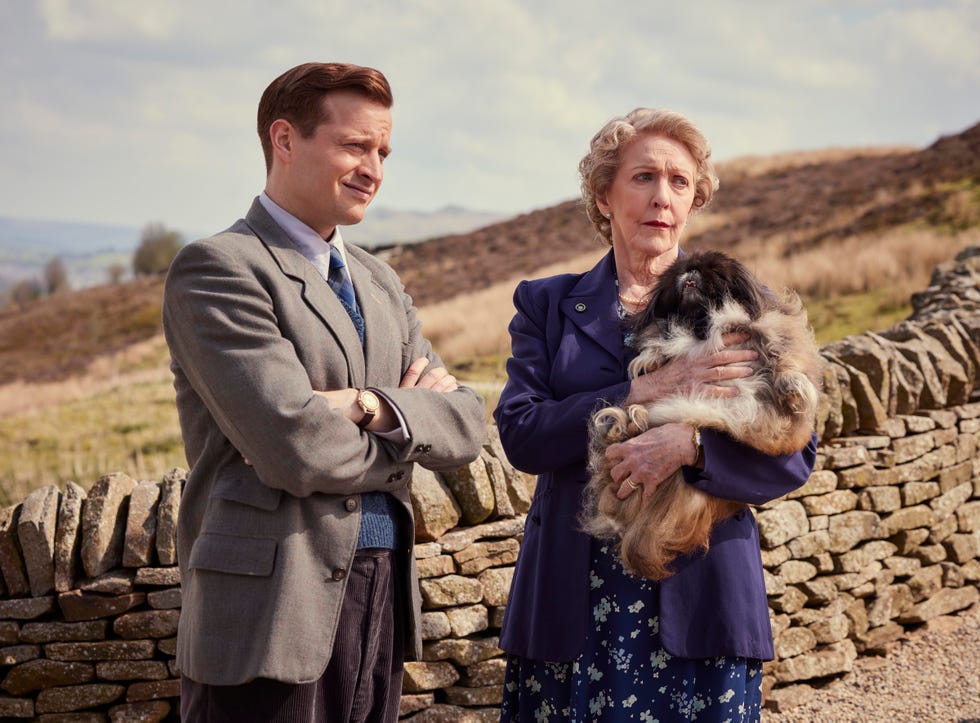nicholas ralph as james herriot, patrica hodge as mrs pumphrey (and tricki)acgas6 ep3 unit stills 2025 04 23