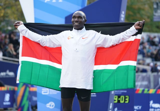 el atleta geoffrey kamworor posa con la bandera de kenia tras ganar la maratón de nueva york