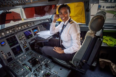 Op 24jarige leeftijd werd Esther Mbabazi de eerste vrouwelijke piloot van Rwanda Zeven jaar later vliegt ze over het continent voor RwandAir Ondanks de dood van haar vader in een vliegtuigcrash droomde Mbabazi er al van kinds af aan van  om te leren vliegen