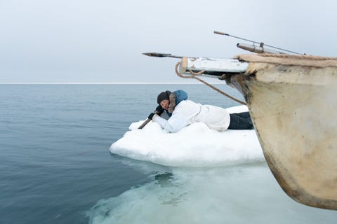 In de buurt van Utqiavik Barrow in Alaska wacht een Inupiaqjager aan de rand van het pakijs geduldig op een walvis een gebruik dat tenminste duizend jaar oud is Fotograaf Kiliii Yyan is een afstammeling van de Hezhen Nanai in het Russisch een volk van jagers en vissers in het noorden van China en zuidoosten van Siberi In de loop van vijf jaar bracht Yyan in totaal tien maanden door met een groep jagers die op het pakijs naar walvissen uitkeken Ik ben dit project begonnen om op zoek te gaan naar dat gevoel van gemeenschapszin dat ik ben kwijtgeraakt toen mijn familie uit haar stamgebied werd verdreven zegt Yyan Ik ben ervandaan gekomen met een diep en onzichtbaar gevoel voor de cultuur van de Inupiaq en voor een nieuwe gemeenschap die ik nu mijn thuis kan noemen Maak ook kennis met traditionele jagers op Groenlandse walvissen in NoordAlaska