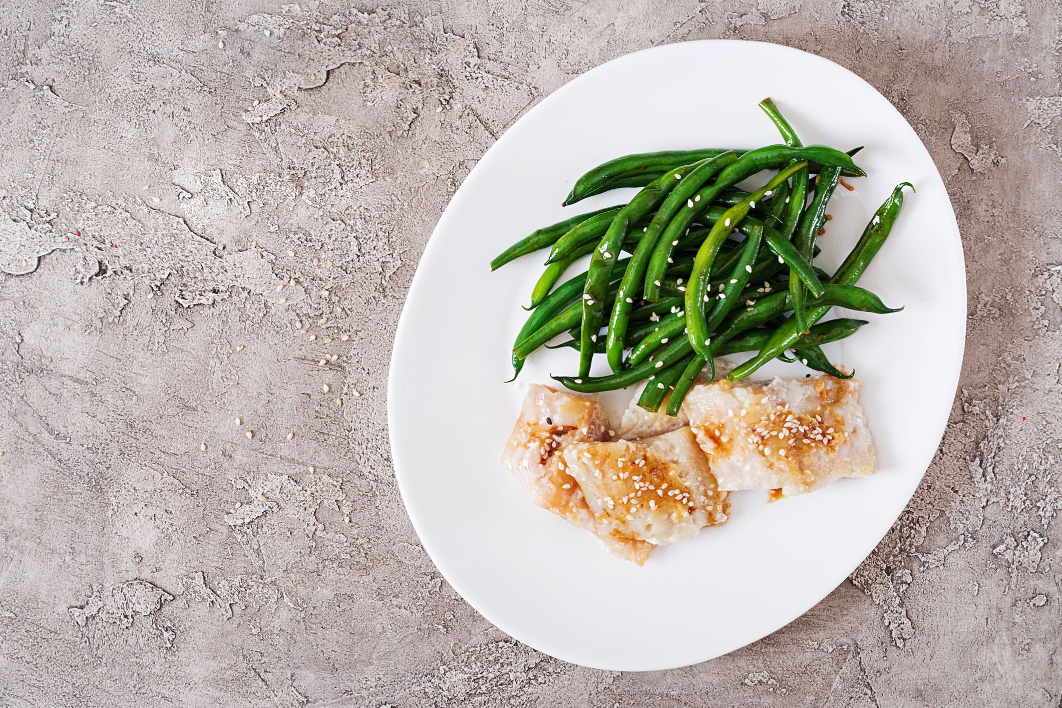https://hips.hearstapps.com/hmg-prod/images/fish-fillet-served-with-soy-sauce-and-green-beans-royalty-free-image-1598389568.jpg