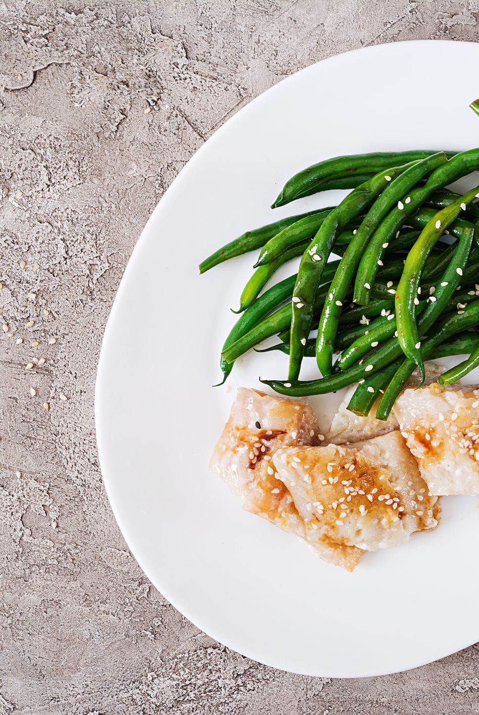 https://hips.hearstapps.com/hmg-prod/images/fish-fillet-served-with-soy-sauce-and-green-beans-royalty-free-image-1598389568.jpg?crop=0.447xw:1.00xh;0.420xw,0&resize=980:*