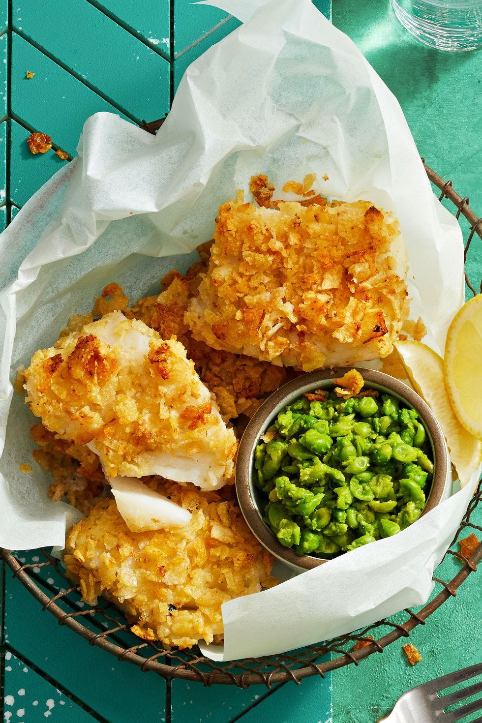 https://hips.hearstapps.com/hmg-prod/images/fishandchips-healthy-air-fryer-645a387aae045.jpg?crop=1xw:1xh;center,top&resize=980:*