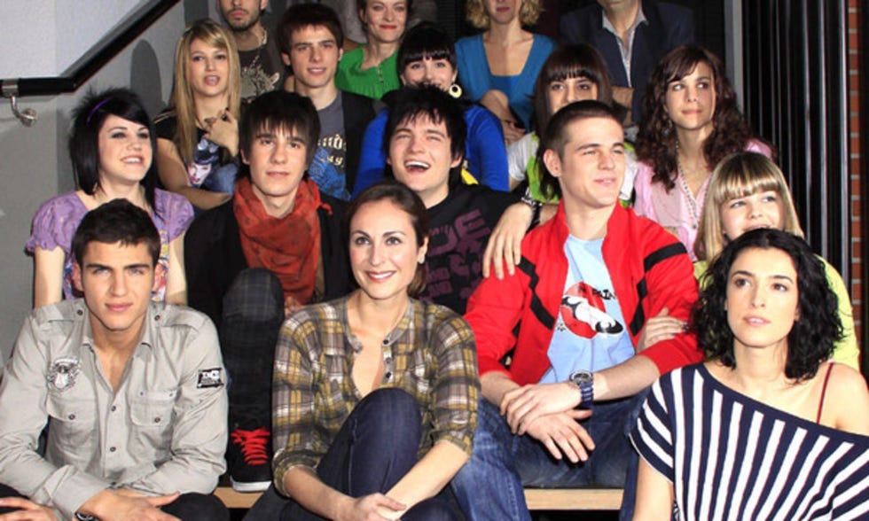 el grupo de la serie fisica o quimica sentado en una escalera