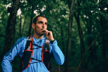 man drinkt tijdens het hardlopen uit zijn drinkrugzak