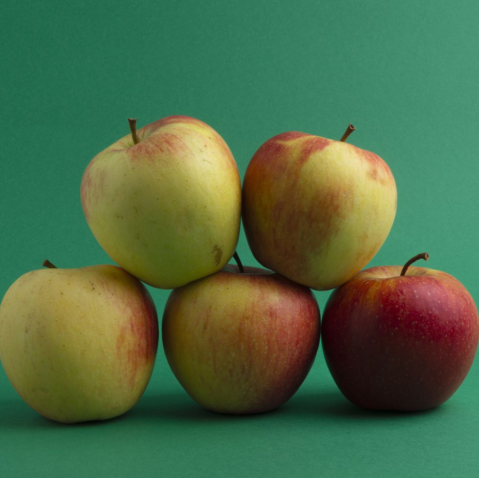 five apples in a pile