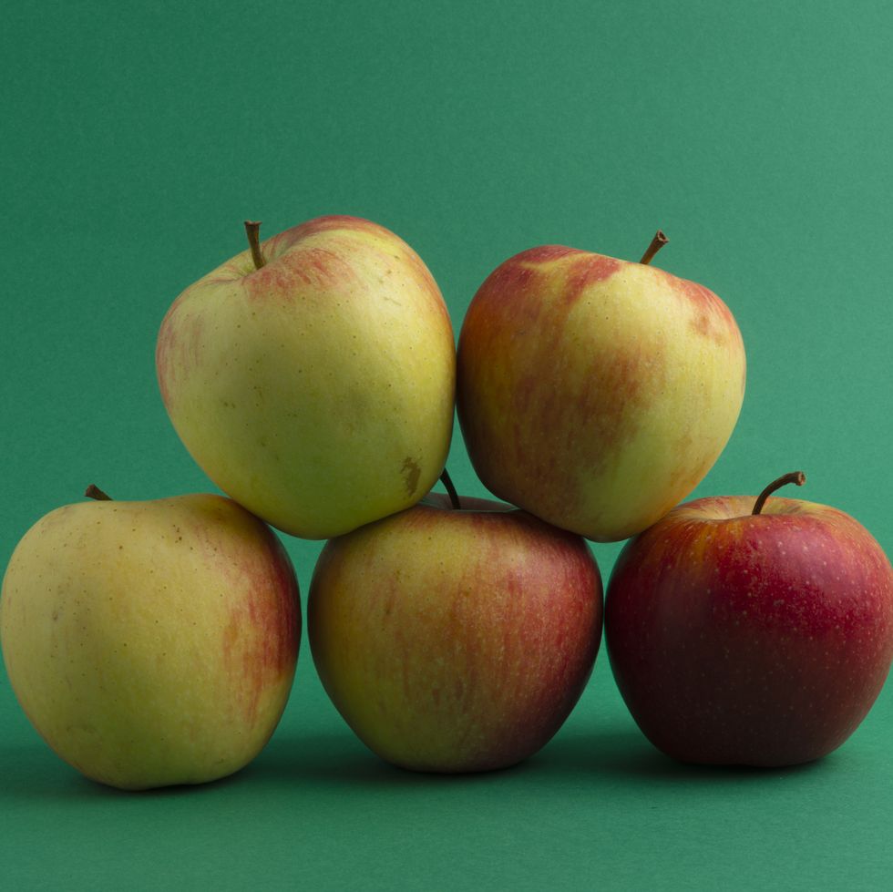five apples in a pile