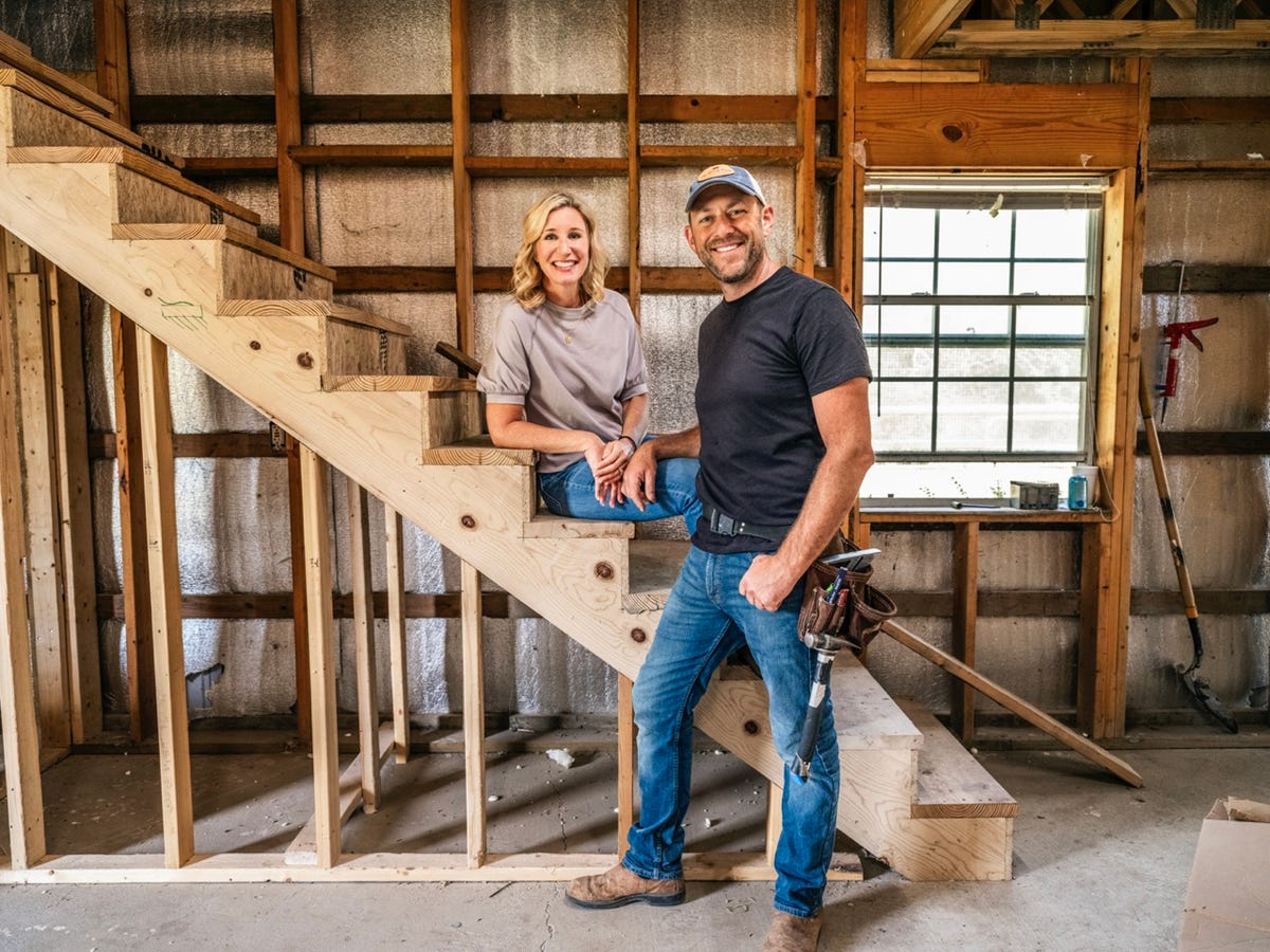 https://hips.hearstapps.com/hmg-prod/images/fixer-to-fabulous-dave-and-jenny-marrs-season-five-credit-hgtv-large-654bdc105fcc3.jpeg?crop=1xw:0.75xh;center,top&resize=1200:*