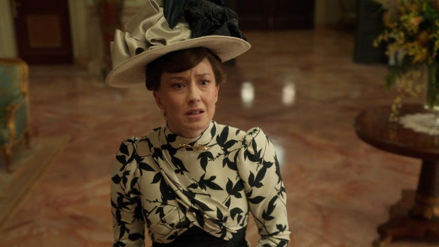 a young woman becomes enmeshed in the great conflict between old and new money in new york high society during the late 19th century.