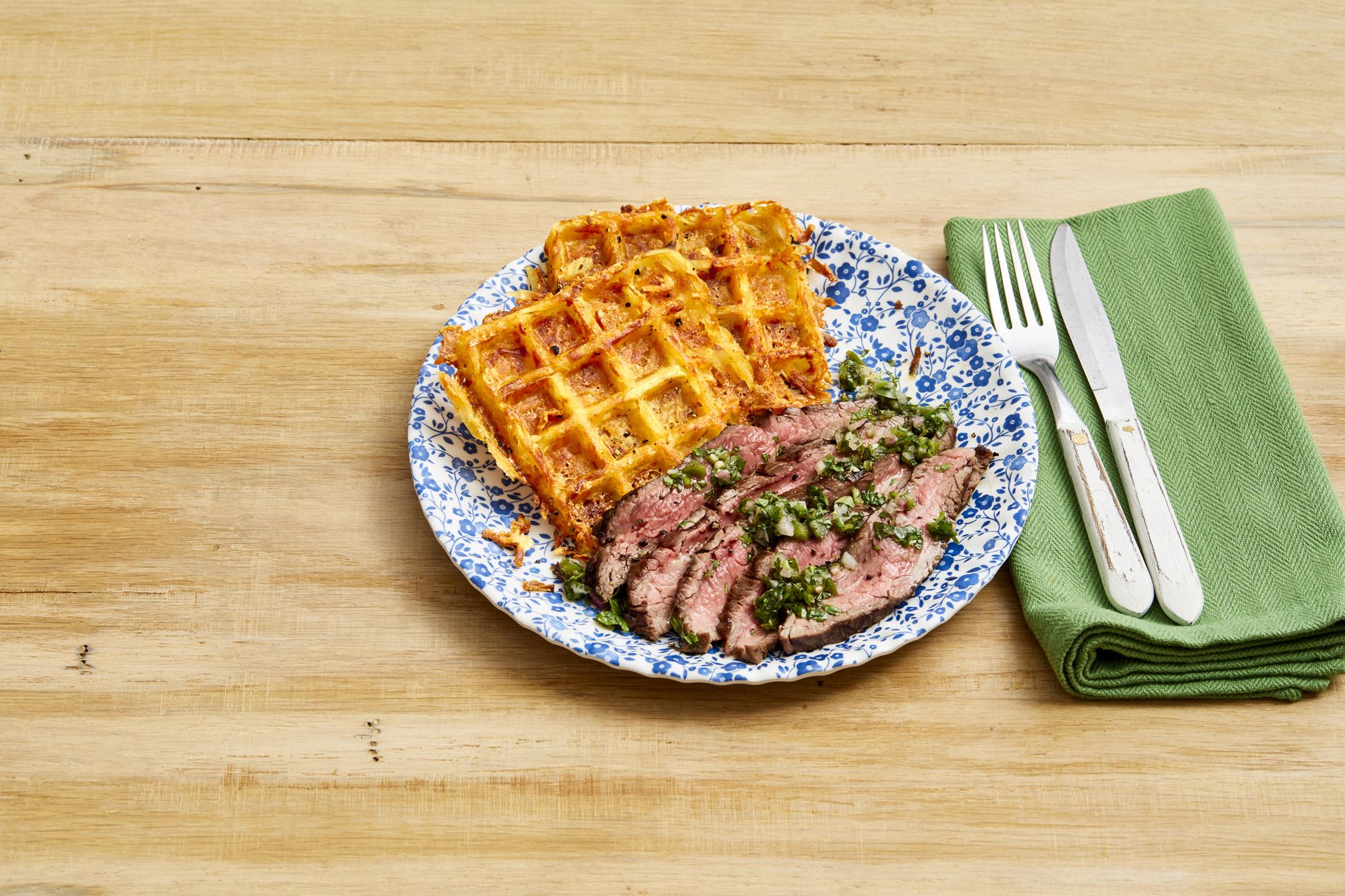 https://hips.hearstapps.com/hmg-prod/images/flank-steak-cheesy-hash-browns-recipe-1595275334.jpg