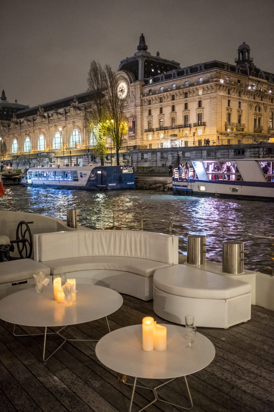 aperitivo sulla senna in bateau mouche con il museo d'orsay sullo sfondo