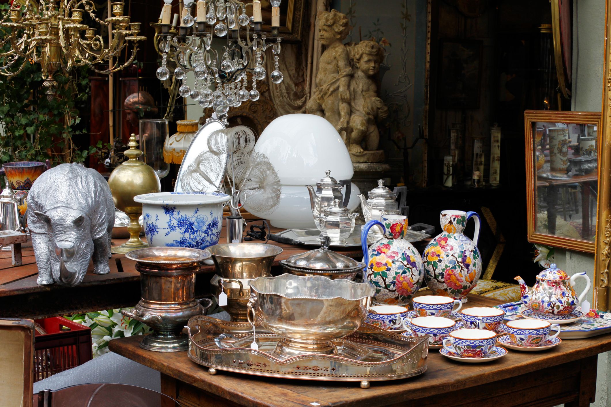 How to Score Insane Deals at Any Estate Sale, According to Pros