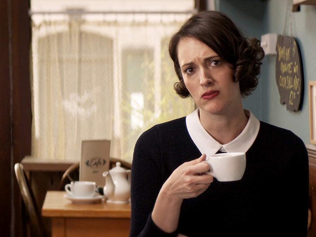 una chica sostiene una taza de café en la serie fleabag