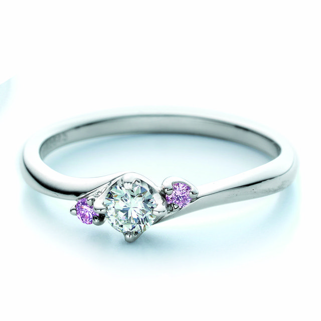 ヴァンドーム青山の婚約指輪“フレーヴ”の写真。
