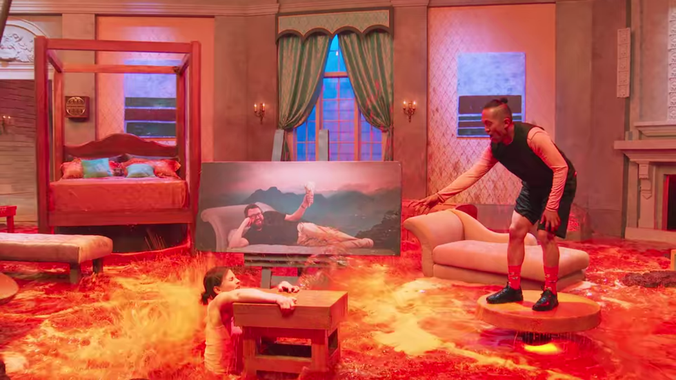 the bedroom from "floor is lava," featuring a photo of host rutledge wood