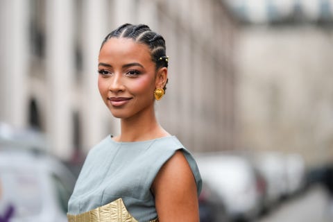 vrouw met gouden oorbellen in