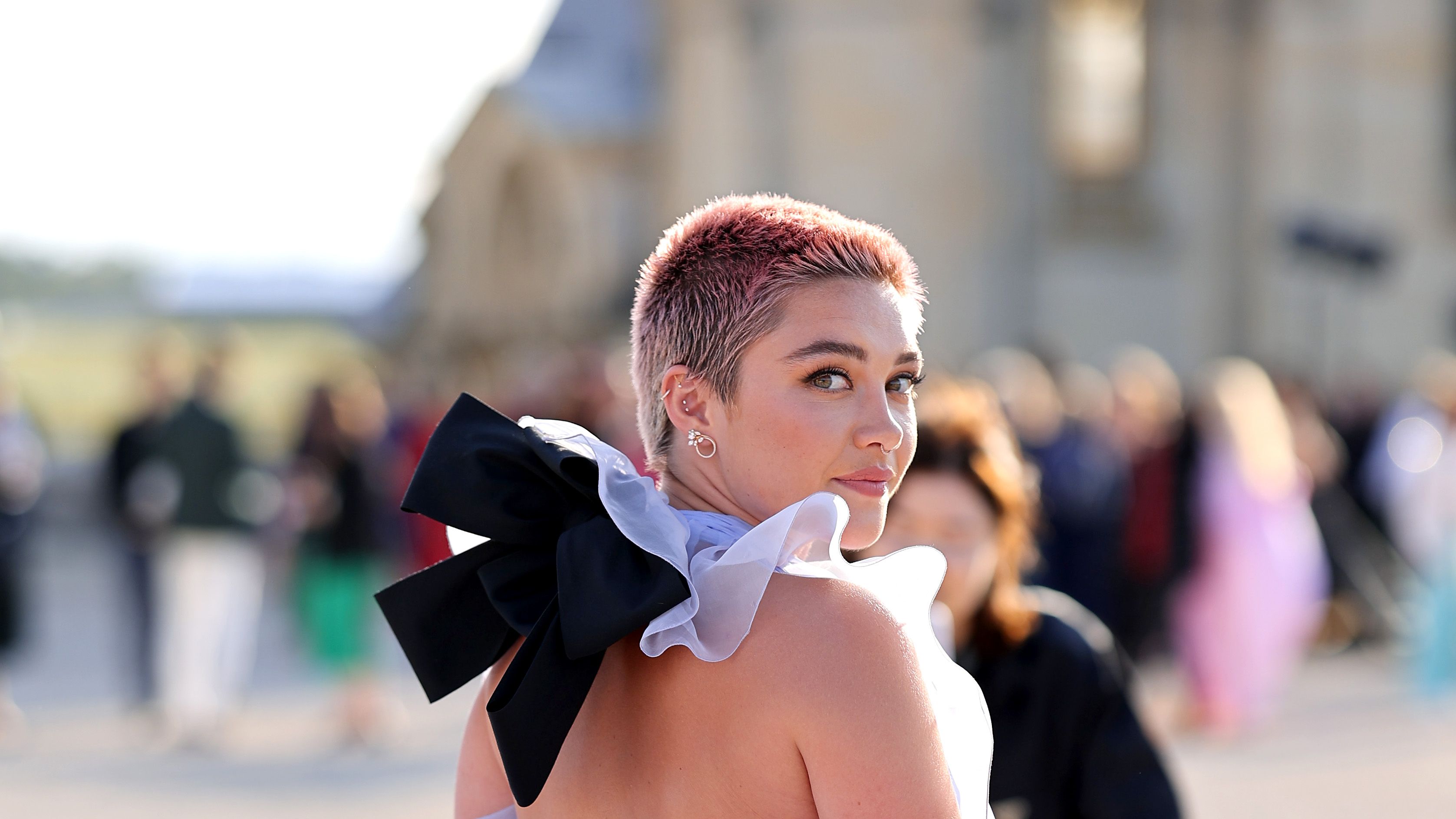 trend Cafe græsplæne Florence Pugh Freed the Nipple Once More in Lilac Sheer Valentino Dress
