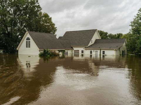 Na dagen van zware regenval als gevolg van orkaan Florence is de rivier de Neuse bij het Thoroughfare Swamp in Goldsboro buiten zijn oevers getreden door de toevloed van water uit zijrivieren
